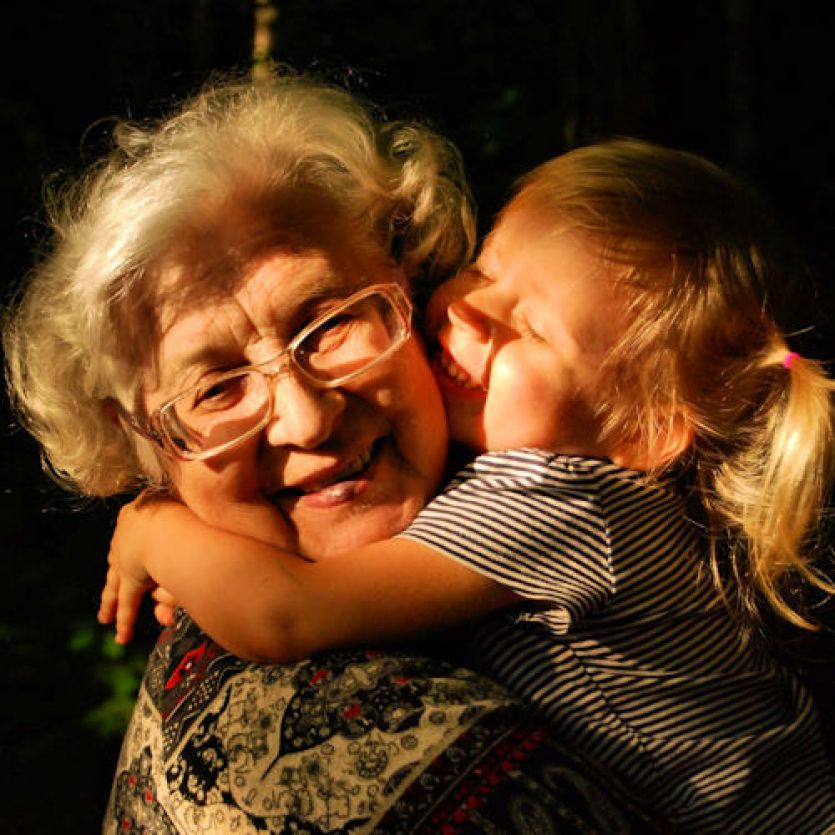 Petite fille avec sa grand-mère