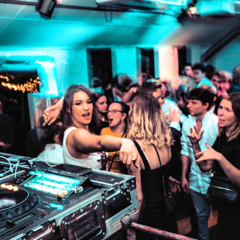 Jeunes dansant en soirée